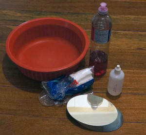 Você vai precisar de uma bacia, água, detergente neutro (lava-louças), algodão, e se possível um pouco de álcool isopropílico