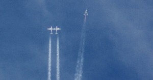 A nave SpaceShipTwo, da empresa Virgin Galactic, se desprende da aeronave WhiteKnightTwo, antes de registrar anomalia e cair nesta sexta-feira (31) no deserto do Mojave, na Califórnia. Um piloto morreu e outro está internado com ferimentos graves