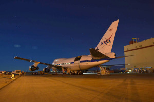 Observatório estratosférico da NASA para Astronomia Infravermelha (SOFIA) é visto realizando ensaios em solo antes de seu primeiro vôo ciência de 2015. O ano primeira missão foi levado na noite de 13/14 de janeiro, com o Receiver alemão de Astronomia da Terahertz Frequencies (GREAT ) espectrômetro a bordo. Crédito da imagem: NASA / USRA / Greg Perryman