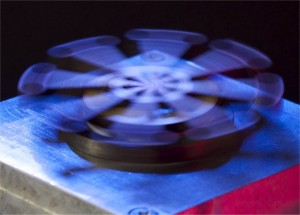 Protótipo do motor baseado no efeito de Leidenfrost, alimentado por gelo seco, ou dióxido de carbono congelado. [Imagem: Gary G. Wells et al.]