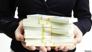 Algumas pesquisas apontam que pessoas com mais dinheiro tendem a ser menos generosas, mas isso não é unânime