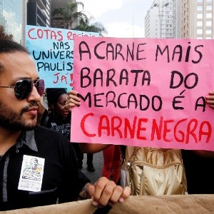 Manifestantes carregam cartazes durante Marcha da Consciência Negra