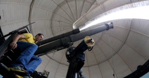 O diretor do Observatório do Valongo, Helio Rocha-Pinto, examina a Luneta Pazos, construída em 1876, mais antigo telescópio em funcionamento no Brasil. O Observatório do Valongo, no morro da Conceição, zona portuária, está aberto ao público. Embora receba excursões colegiais, o observatório é a escola de astronomia da Universidade Federal do Rio de Janeiro (UFRJ). Com a revitalização do porto, cariocas e turistas redescobriram o casario colonial do morro e as rodas de samba da Pedra do Sal-onde escravos descarregavam o sal trazido pelas embarcações. Cresceu também a curiosidade pelo Valongo
