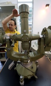 Construída em 1876, a Luneta Pazos, mais antigo telescópio em funcionamento no Brasil, poderá ser vista de perto por quem gosta de astronomia. O Observatório do Valongo, no morro da Conceição, zona portuária, está aberto ao público. Embora receba excursões colegiais, o observatório é a escola de astronomia da Universidade Federal do Rio de Janeiro (UFRJ). Com a revitalização do porto, cariocas e turistas redescobriram o casario colonial do morro e as rodas de samba da Pedra do Sal-onde escravos descarregavam o sal trazido pelas embarcações. Cresceu também a curiosidade pelo Valongo 