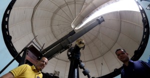 O diretor do Observatório do Valongo, Helio Rocha-Pinto, examina a Luneta Pazos, construída em 1876, mais antigo telescópio em funcionamento no Brasil. O Observatório do Valongo, no morro da Conceição, zona portuária, está aberto ao público. Embora receba excursões colegiais, o observatório é a escola de astronomia da Universidade Federal do Rio de Janeiro (UFRJ). Com a revitalização do porto, cariocas e turistas redescobriram o casario colonial do morro e as rodas de samba da Pedra do Sal-onde escravos descarregavam o sal trazido pelas embarcações. Cresceu também a curiosidade pelo Valongo