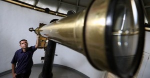 O astrônomo Daniel Mello explica o funcionamento da Luneta Pazos, construída em 1876, mais antigo telescópio em funcionamento no Brasil, que pode ser vista no Observatório do Valongo, no morro da Conceição, zona portuária do Rio de Janeiro. Embora receba excursões colegiais, o observatório é a escola de astronomia da Universidade Federal do Rio de Janeiro (UFRJ). Com a revitalização do porto, cariocas e turistas redescobriram o casario colonial do morro e as rodas de samba da Pedra do Sal-onde escravos descarregavam o sal trazido pelas embarcações. Cresceu também a curiosidade pelo Valongo