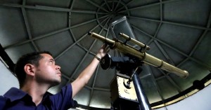 O astrônomo Daniel Mello explica o funcionamento da Luneta Pazos, construída em 1876, mais antigo telescópio em funcionamento no Brasil, que pode ser vista no Observatório do Valongo, no morro da Conceição, zona portuária do Rio de Janeiro. Embora receba excursões colegiais, o observatório é a escola de astronomia da Universidade Federal do Rio de Janeiro (UFRJ). Com a revitalização do porto, cariocas e turistas redescobriram o casario colonial do morro e as rodas de samba da Pedra do Sal-onde escravos descarregavam o sal trazido pelas embarcações. Cresceu também a curiosidade pelo Valongo 