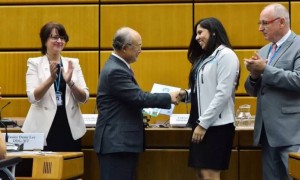 Alice recebendo a premiação