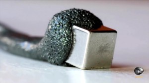 Veja as leis da física ganharem vida enquanto uma massa magnética devora objetos