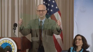  Físico Rainer Weiss estica tela para ilustrar como ondas gravitacionais distorcem o espaço (Foto: NSF) 