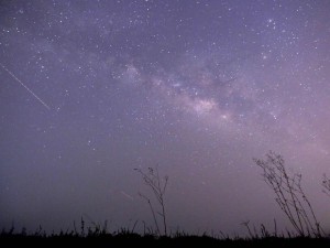 Fotografia feita com longa exposição mostra dois meteoros cortando o céu durante a chuva de meteoros chamada de Liríadas em vista do céu de Thanlyin, Mianmar. A Via Láctea também é visível na imagem (Foto: Ye Aung Thu/AFP)