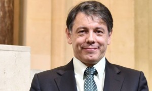 O matemático Marcelo Viana logo após a premiação, ontem, em Paris - Leia mais sobre esse assunto em https://oglobo.globo.com/sociedade/ciencia/a-matematica-um-barato-diz-cientista-brasileiro-premiado-19467663#ixzz4B7QWMsjj © 1996 - 2016. Todos direitos reservados a Infoglobo Comunicação e Participações S.A. Este material não pode ser publicado, transmitido por broadcast, reescrito ou redistribuído sem autorização.