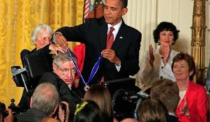 Conheça um pouco mais sobre a vida do cientista Stephen Hawking