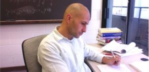 Disconzi em ação - trabalho, diz ele, visa construir argumentações lógicas para equações, tendo uma 'pergunta perfeita' como ponto de partida