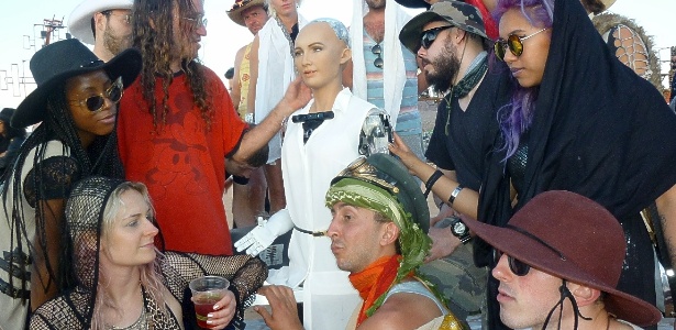 Sophia já consegue andar: conheça a robô que está aprendendo a ser "humana"