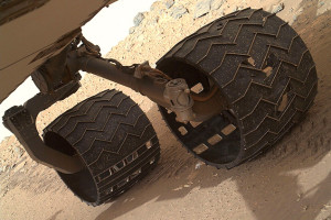 Buraco em roda de jipe-robô ameaça encurtar missão em Marte