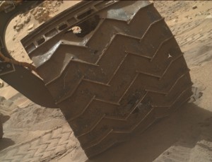 Imagem mostra danos em uma das rodas do jipe-robô Curiosity