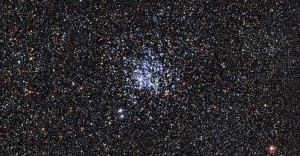 AGLOMERADOS RICOS EM ESTRELAS - Imagem obtida por telescópio no Observatório de La Silla mostra estrelas azuis de um dos aglomerados abertos mais ricos em estrelas que se conhece atualmente - o Messier 11, também conhecido por NGC 6705 ou aglomerado do Pato Selvagem. O Messier 11 é um aglomerado aberto, ou aglomerado galáctico como é algumas vezes referido, situado a cerca de 6.000 anos-luz de distância na constelação do Escudo. O Messier 11 é um dos aglomerados abertos mais compactos e ricos em estrelas, com uma dimensão de quase 20 anos-luz e acolhendo cerca de 3.000 estrelas 
