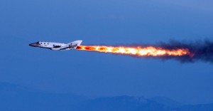 A nave SpaceShipTwo, da Virgin Galactic, aciona seu foguete de propulsão em voo de teste sobre o deserto do Mojave, na Califórnia. A nave registrou uma anomalia e caiu sobre o deserto, logo após iniciar voo solo. A imagem foi feita em abril de 2013 