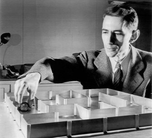  Claude Shannon e um de seus inventos (Foto: Reprodução)