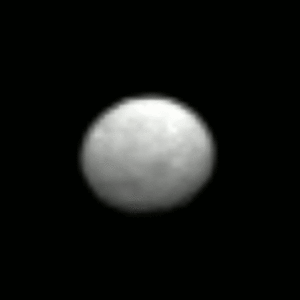 A nave espacial Amanhecer observado Ceres por uma hora em 13 de janeiro de 2015, a uma distância de 238.000 milhas (383.000 quilômetros). Um pouco mais da metade da sua superfície foi observada em uma resolução de 27 pixels. Este GIF animado mostra características claras e escuras. Crédito da imagem: NASA / JPL-Caltech / UCLA / MPS / DLR / IDA / PSI