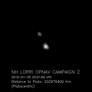 A imagem de Plutão e sua lua Caronte, feita pelo New Horizons da NASA, foi ampliada quatro vezes para fazer os objetos mais visível. Ao longo dos próximos meses, os tamanhos aparentes de Plutão e Caronte, assim como a separação entre eles, vai continuar a expandir nas imagens. Crédito da imagem: NASA / JHU APL / SwRI