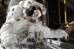 Astronauta da Nasa faz caminhada espacial na ISS, em 21 de dezembro de 2013