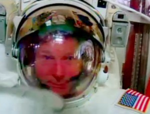 Água entra em capacete de astronauta da ISS após caminhada espacial