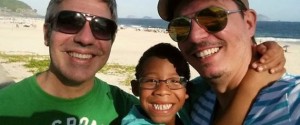 Rejeitado por heterossexuais 'por ser negro demais', menino é adotado por casal gay