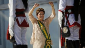 Para analistas, um fator importante é não haver evidências de envolvimento de Dilma no escândalo da Petrobras