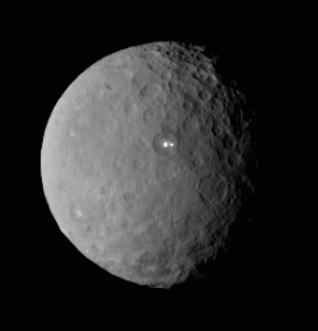 Imagem de Ceres obtida pela Dawn a 46 mil km do planeta anão, divulgada ontem, revela dois misteriosos pontos brilhantes na superfície do planeta anão. (Crédito: Nasa)