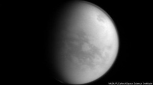 Foto de Titã, a lua gelada de Saturno, colhida pela missão Cassini em 8 de janeiro de 2015, de uma distância de cerca de 1,9 milhões de quilômetros (Foto: Nasa/JPL-Caltech/Space Science Institute)