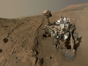 Missões a Marte pretendem explorar melhor a superfície do planeta em busca da resposta sobre a possibilidade de vida no planeta; foto divulgada pela NASA em 23 de junho mostra autorretrato do robô Curiosity em Marte (Foto: AP Photo/NASA, JPL-Caltech, MSSS, File)