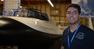 Pedro Nehme, estudante de engenharia elétrica da UnB (Universidade de Brasília), posa para foto ao lado de veículo da empresa norte-americana XCOR Space Expeditions. Ele ganhou um concurso promovido pela companhia aérea holandesa KLM e será primeiro civil brasileiro a ir ao espaço