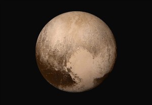 A agência espacial norte-americana NASA divulgou, este sábado, novas imagens de Plutão captadas pela sonda "New Horizons" que revelam que o planeta-anão está coberto por uma névoa.