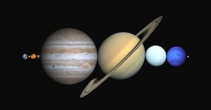 Somando o diâmetro aproximado dos quatro planetas gasosos gigantes (Júpiter, Saturno, Urano e Netuno) com o dos quatro planetas com superfícies terrestres (Mercúrio, Vênus, Terra e Marte) temos, nesta ordem: 143 mil km + 120 mil km + 51 mil km + 49 mil km + 4,9 mil km + 12,1 mil km + 12,8 mil km + 6,8 mil km = 398,6 mil km. Ou seja, um pouquinho mais que a distância média Terra-Lua, que segundo o físico Roberto Costa, tem aproximadamente 384 mil km