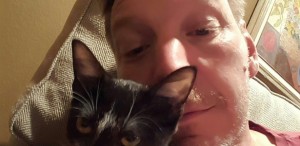 Mike Brown e um de seus gatos: astrônomo posta várias fotos do felino no Twitter