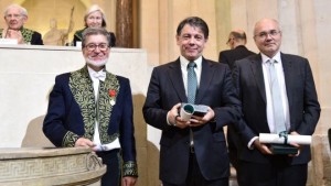 Marcelo Viana (no meio) dividiu prêmio com pesquisador francês
