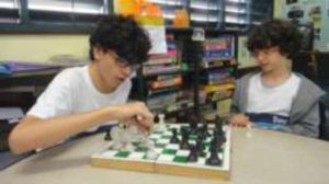 Shaft Novakoski Gutemberg, 13, e Francisco Gomes de Castro, 10, se enfrentam no xadrez em uma sala para alunos com altas habilidades na Escola Municipal José de Alencar, no Rio de Janeiro